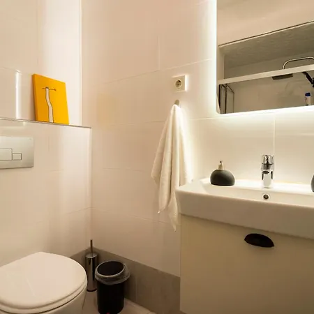 2 Bedroom W. Balcony & Elevator @ Cihangir No:4 * Estambul